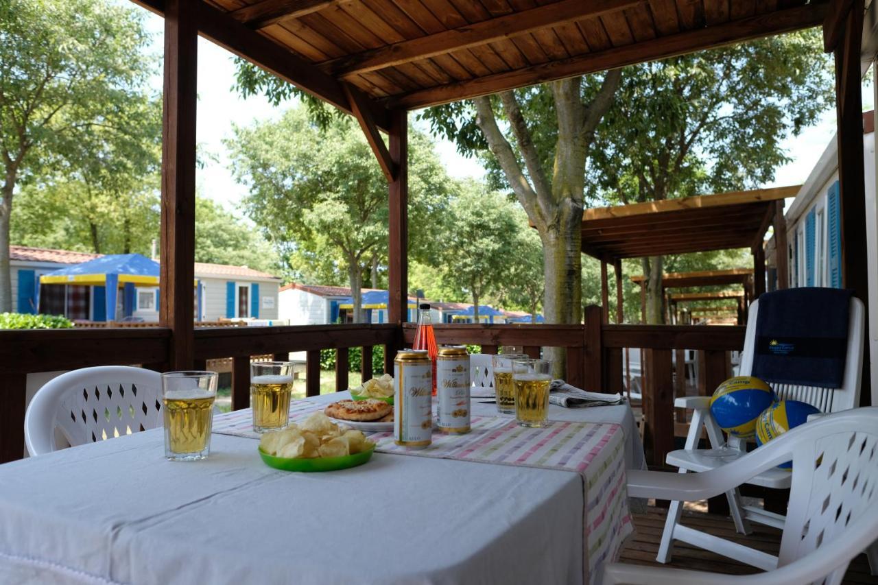 Happy Camp Mobile Homes In Camping Village Free Time มารินา ดิ บิบโบนา ภายนอก รูปภาพ
